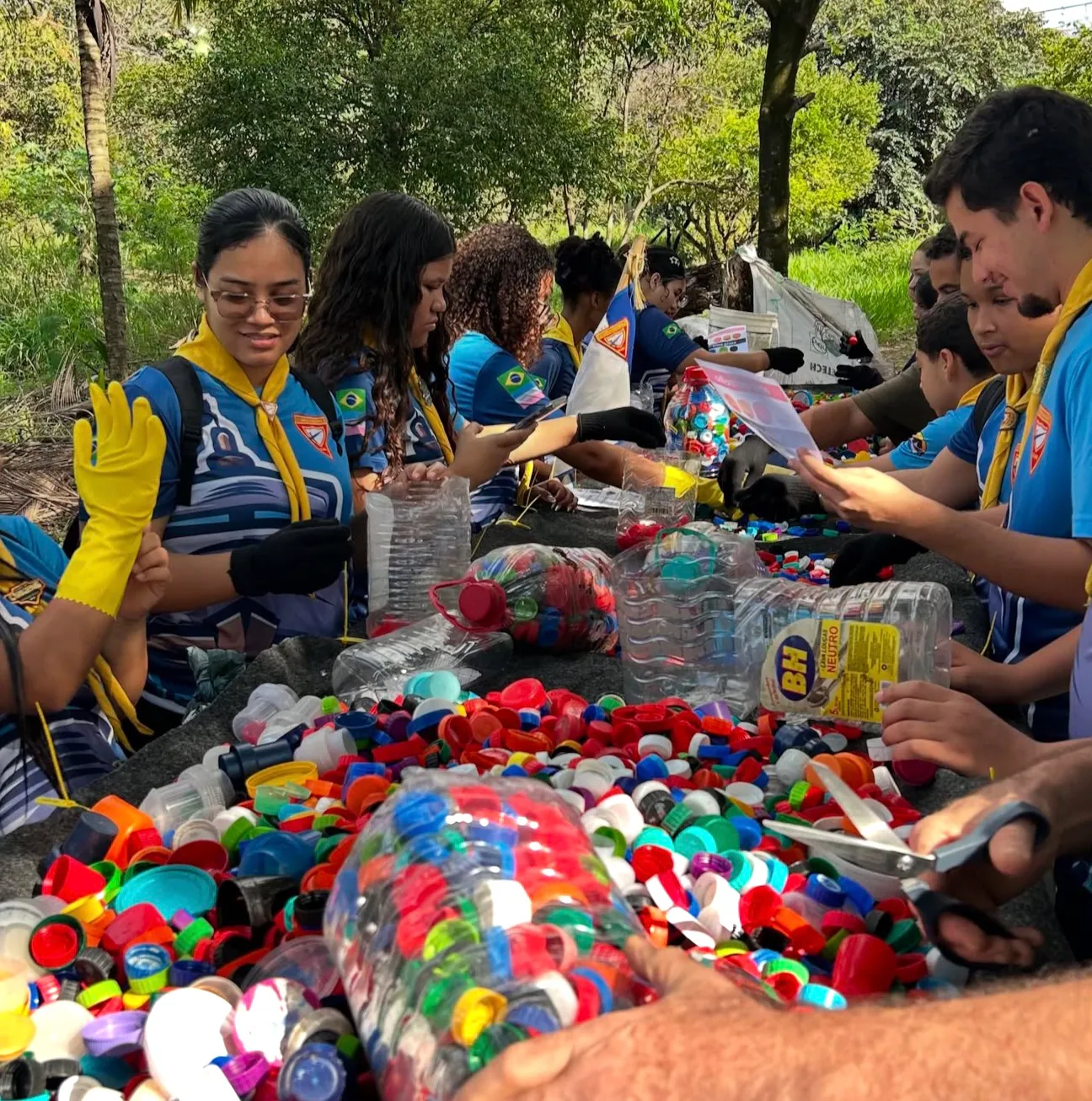 Voluntarios separando tapitas plásticas recolectadas para apoyar a Vira Lata Vira Luxo.